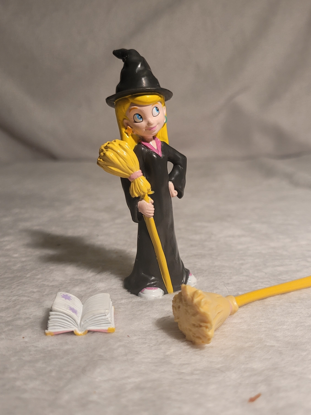Sabrina the teenaged witch Figurine with Broom and Spellbook - Black & Yellow